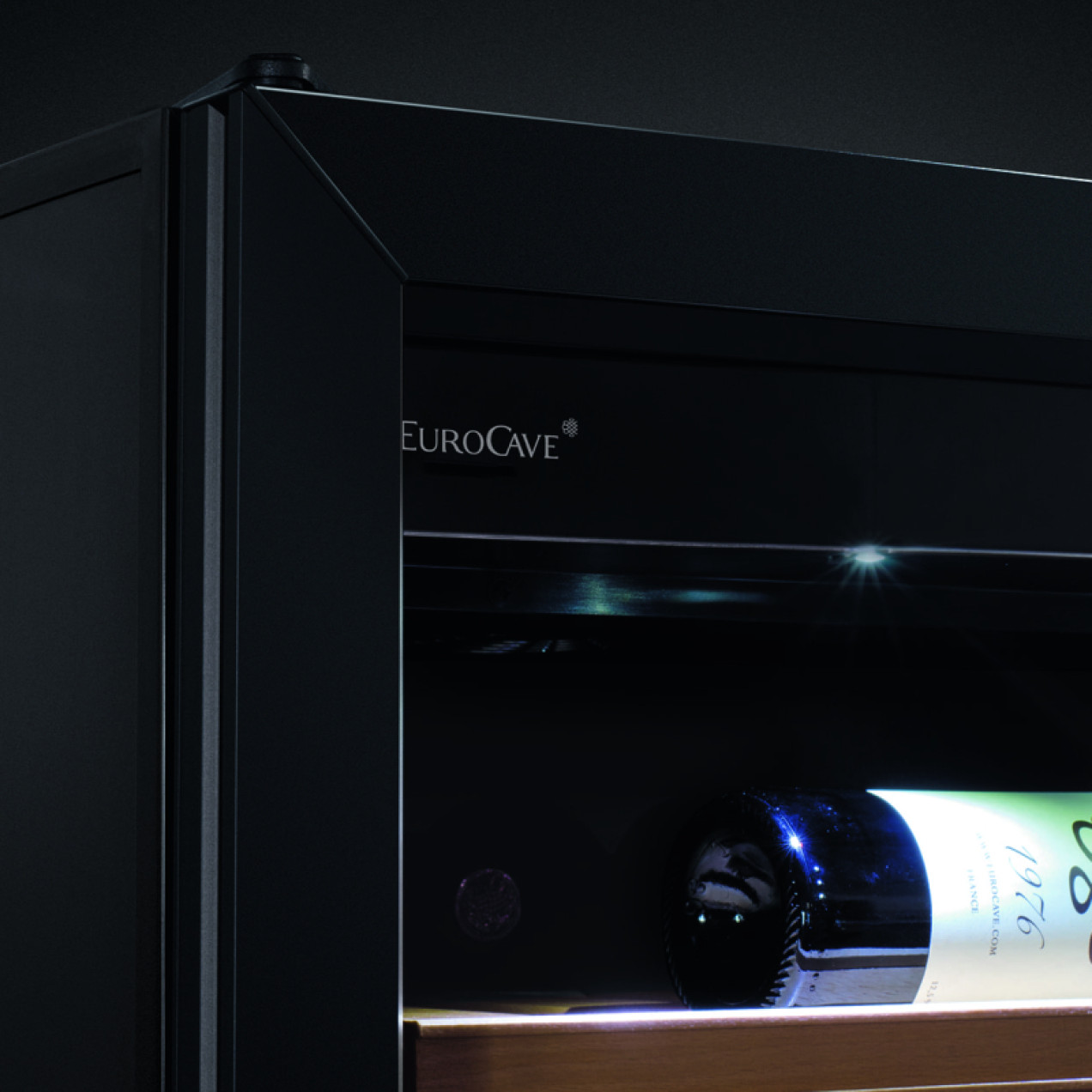 Mise en valeur des bouteilles de vin dans la cave grâce à un éclairage intérieur blanc. Mise en valeur des bouteilles de vin dans la cave grâce à un éclairage intérieur blanc.