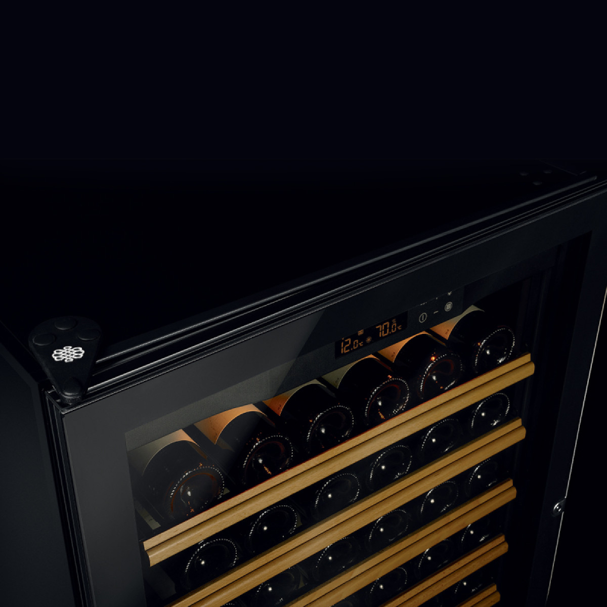 Photo de la porte totalement vitrée Full Glass pour les caves à vin EuroCave Pure. Photo de la porte totalement vitrée Full Glass pour les caves à vin EuroCave Pure.