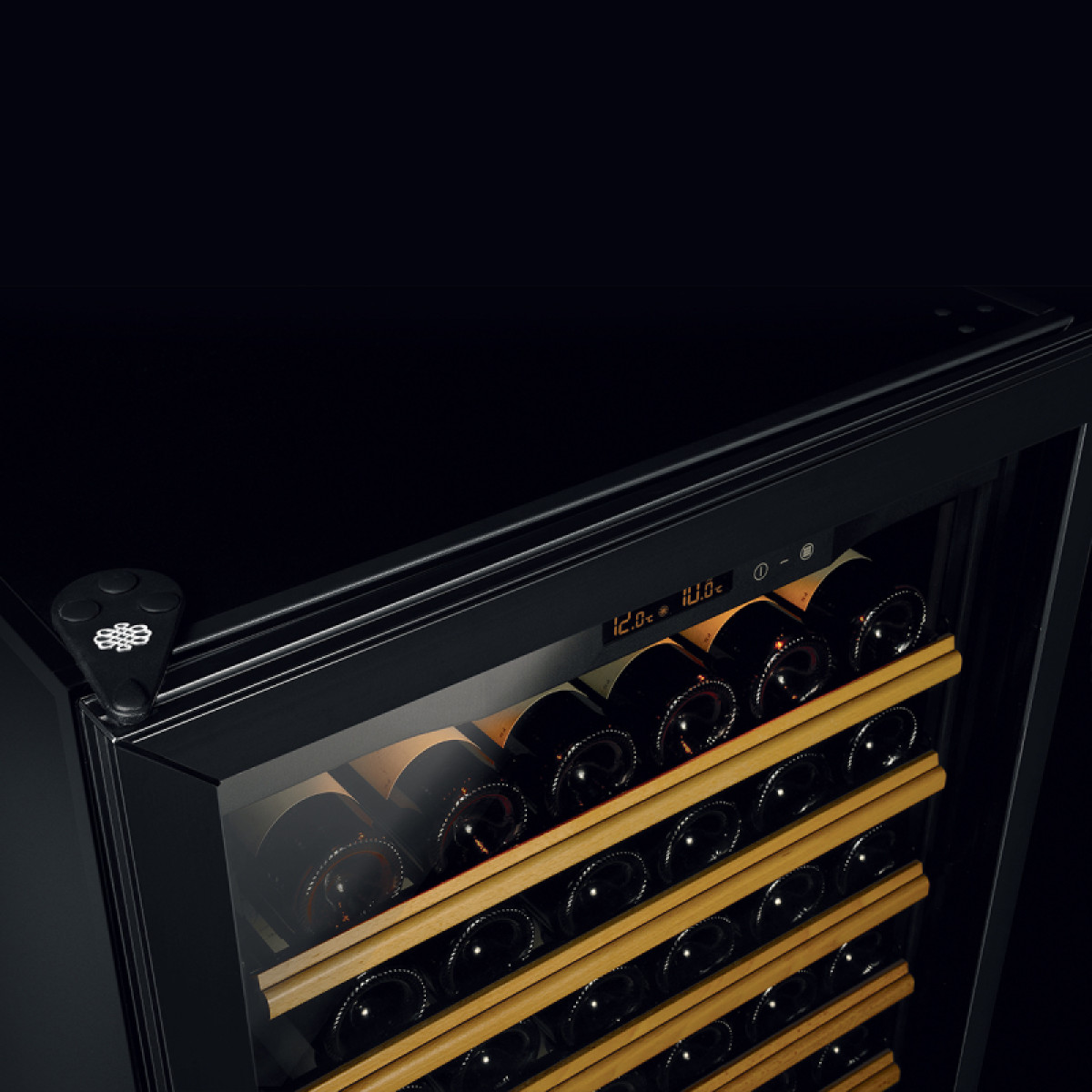 Photo de la porte vitrée pour les caves à vin EuroCave Pure. Photo de la porte vitrée pour les caves à vin EuroCave Pure.
