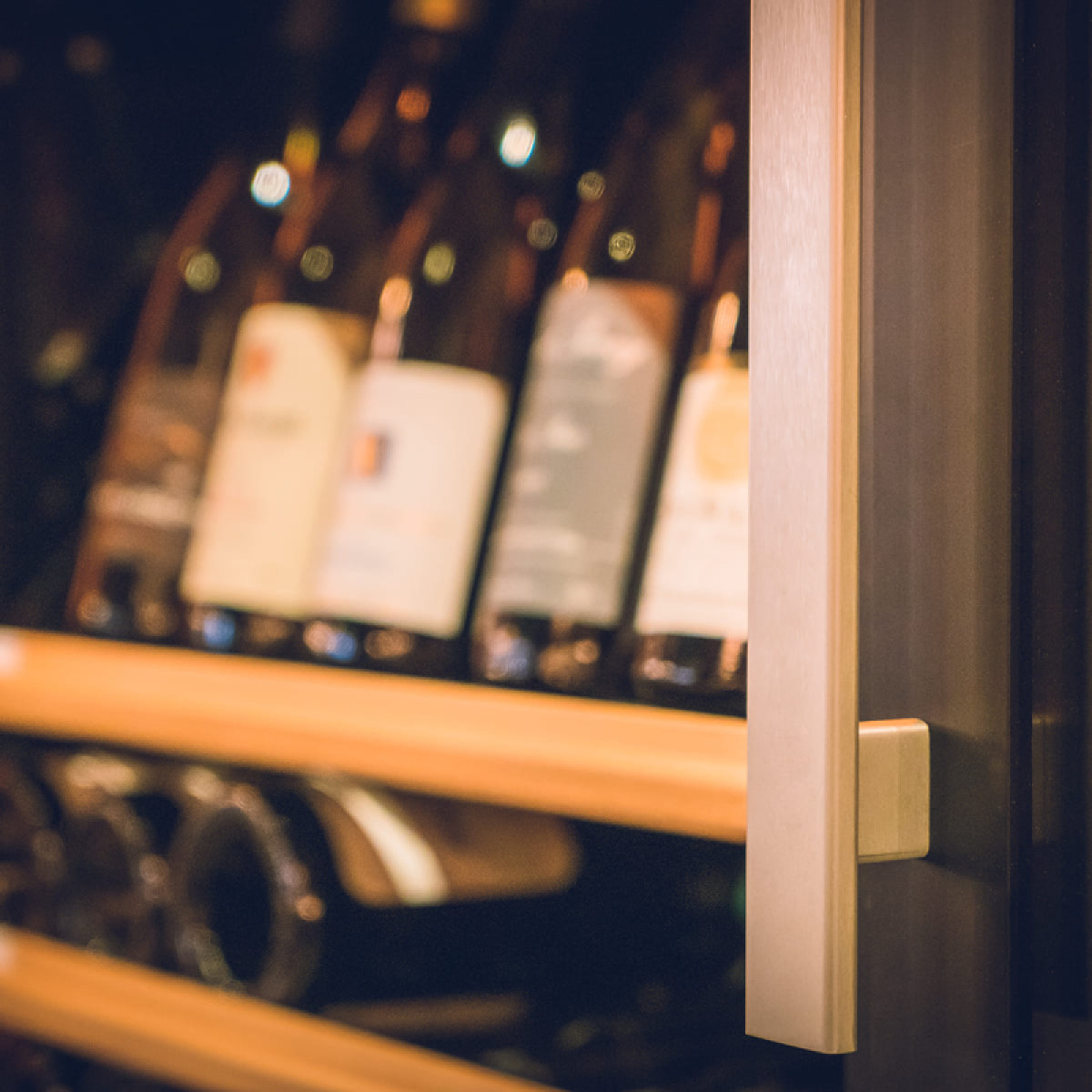 Photo de la porte vitrée avec poignée pour les caves à vin EuroCave Pure. Photo de la porte vitrée avec poignée pour les caves à vin EuroCave Pure.