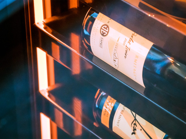 Éclairage intégré d'ambiance dans toute la cave à vin pour une belle mise en valeur de votre collection de vin.