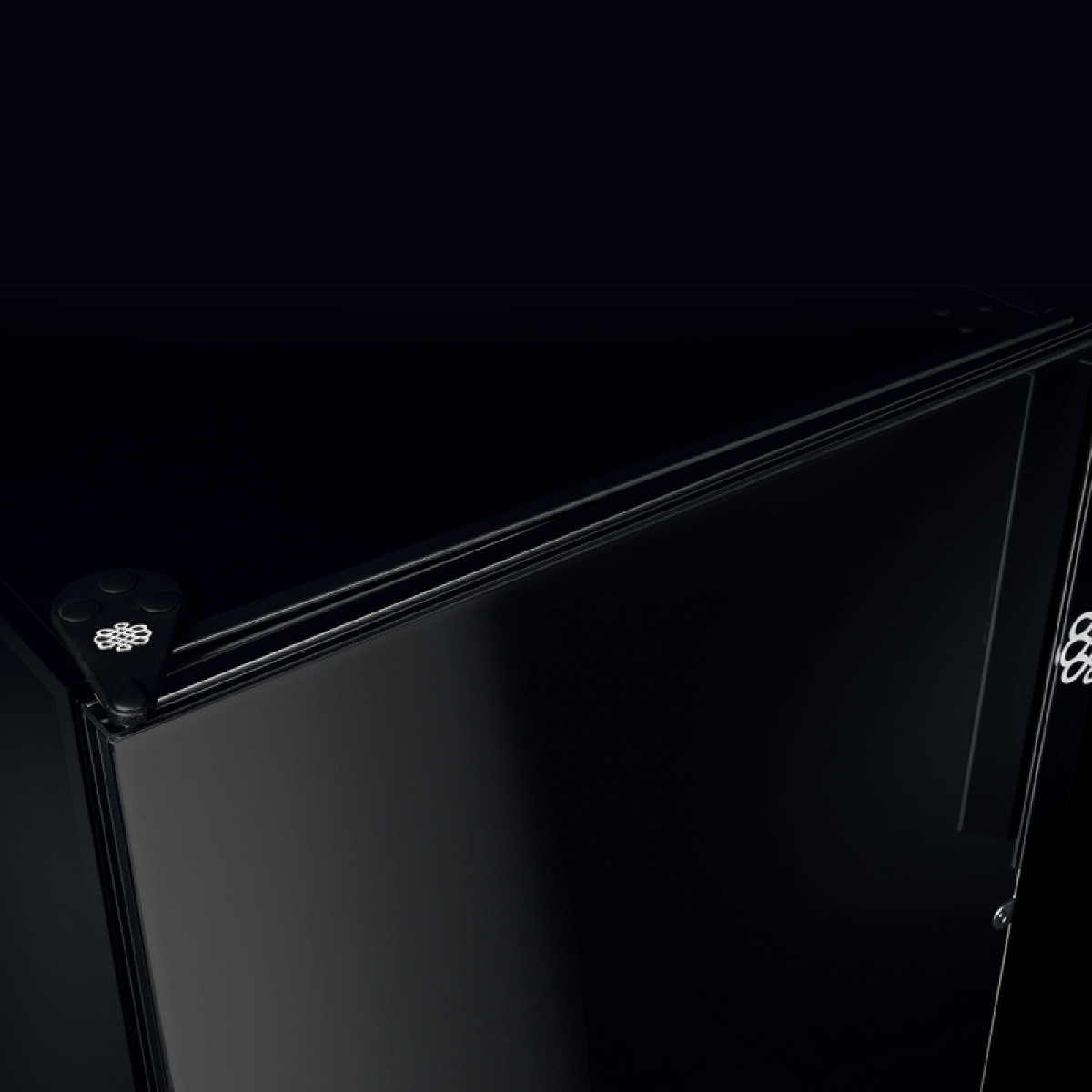 cave-a-vin-photo-detail-porte-pleine-opaque-finition-vitre-noire-back-piano-pure-eurocave.jpg cave-a-vin-photo-detail-porte-pleine-opaque-finition-vitre-noire-back-piano-pure-eurocave.jpg