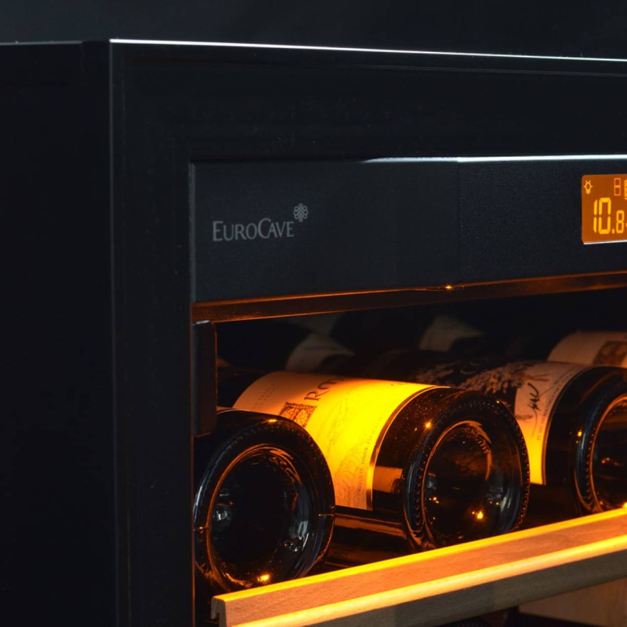 cave-a-vin-eclairage-ambree-bouteilles-compact-eurocave.jpg cave-a-vin-eclairage-ambree-bouteilles-compact-eurocave.jpg