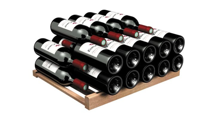 Étagère de stockage robuste en bois permettant d'empiler jusqu'à 50 bouteilles de différents formats. Étagère de stockage robuste en bois permettant d'empiler jusqu'à 50 bouteilles de différents formats.
