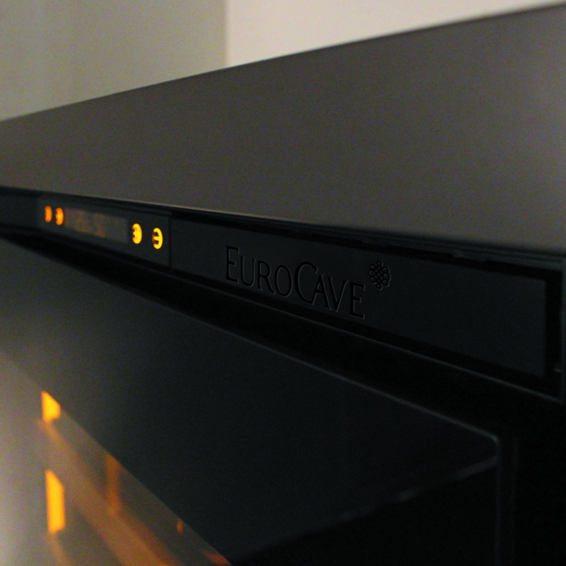 cave-a-vin-encastrable-cuisine-design-porte-vitree-eclairage-ambiance-lumineuse-eurocave.jpg cave-a-vin-encastrable-cuisine-design-porte-vitree-eclairage-ambiance-lumineuse-eurocave.jpg