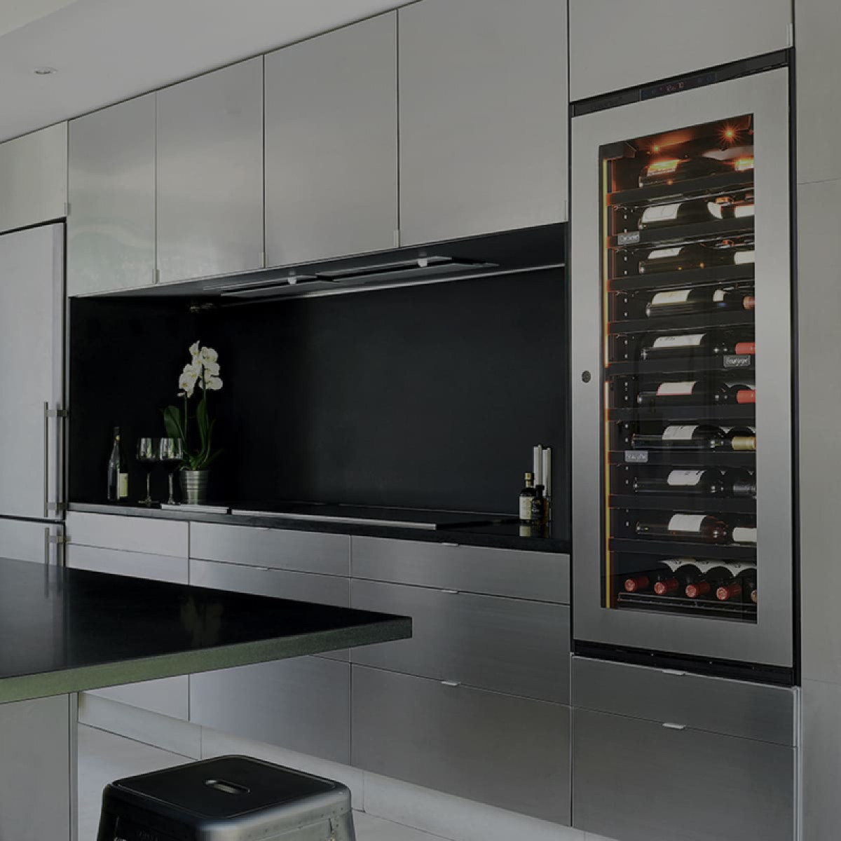 Option cave a vin petite porte avec groupe + LED