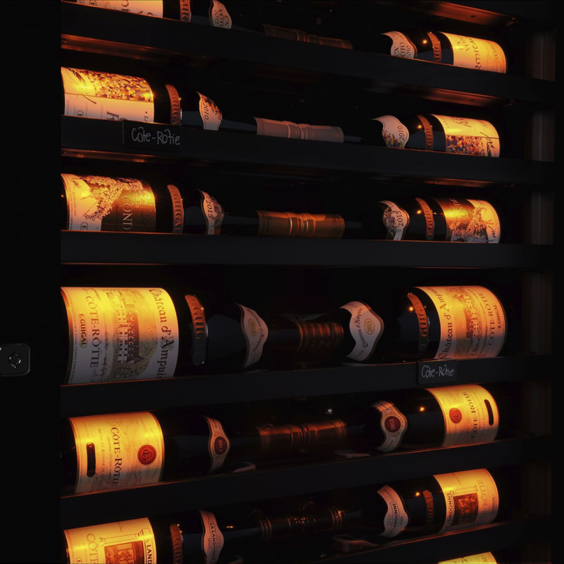 cave-a-vin-luxe-mise-en-valeur-bouteilles-vin-eclairage-royale-eurocave.jpg cave-a-vin-luxe-mise-en-valeur-bouteilles-vin-eclairage-royale-eurocave.jpg