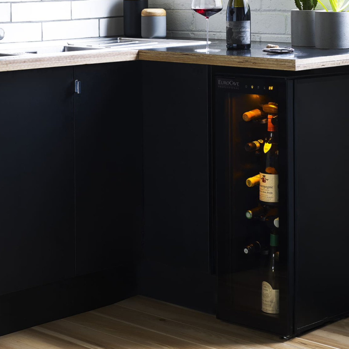 bar-a-vin-12-bouteilles-encastre-meuble-cuisine-ou-salon-tete-a-tete-eurocave.jpg bar-a-vin-12-bouteilles-encastre-meuble-cuisine-ou-salon-tete-a-tete-eurocave.jpg