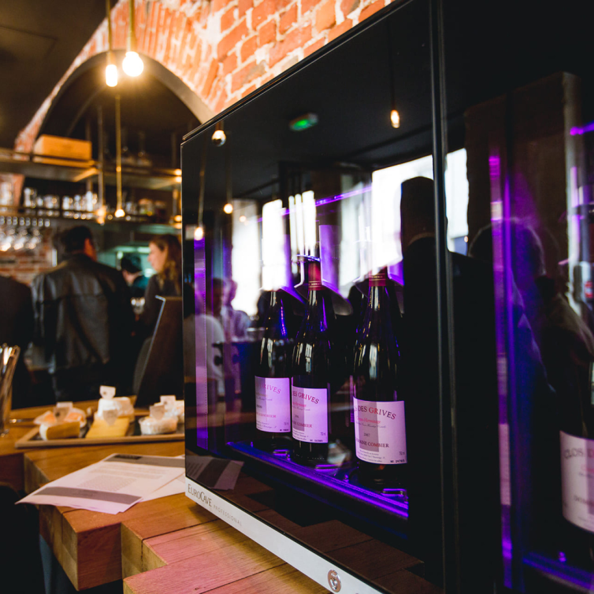 solution-mise-en-valeur-scenographie-offre-vin-au-verre-eclairage-couleur-restaurant-hotel-bar-caviste-wine-bar-8-bouteilles-eurocave.jpg solution-mise-en-valeur-scenographie-offre-vin-au-verre-eclairage-couleur-restaurant-hotel-bar-caviste-wine-bar-8-bouteilles-eurocave.jpg