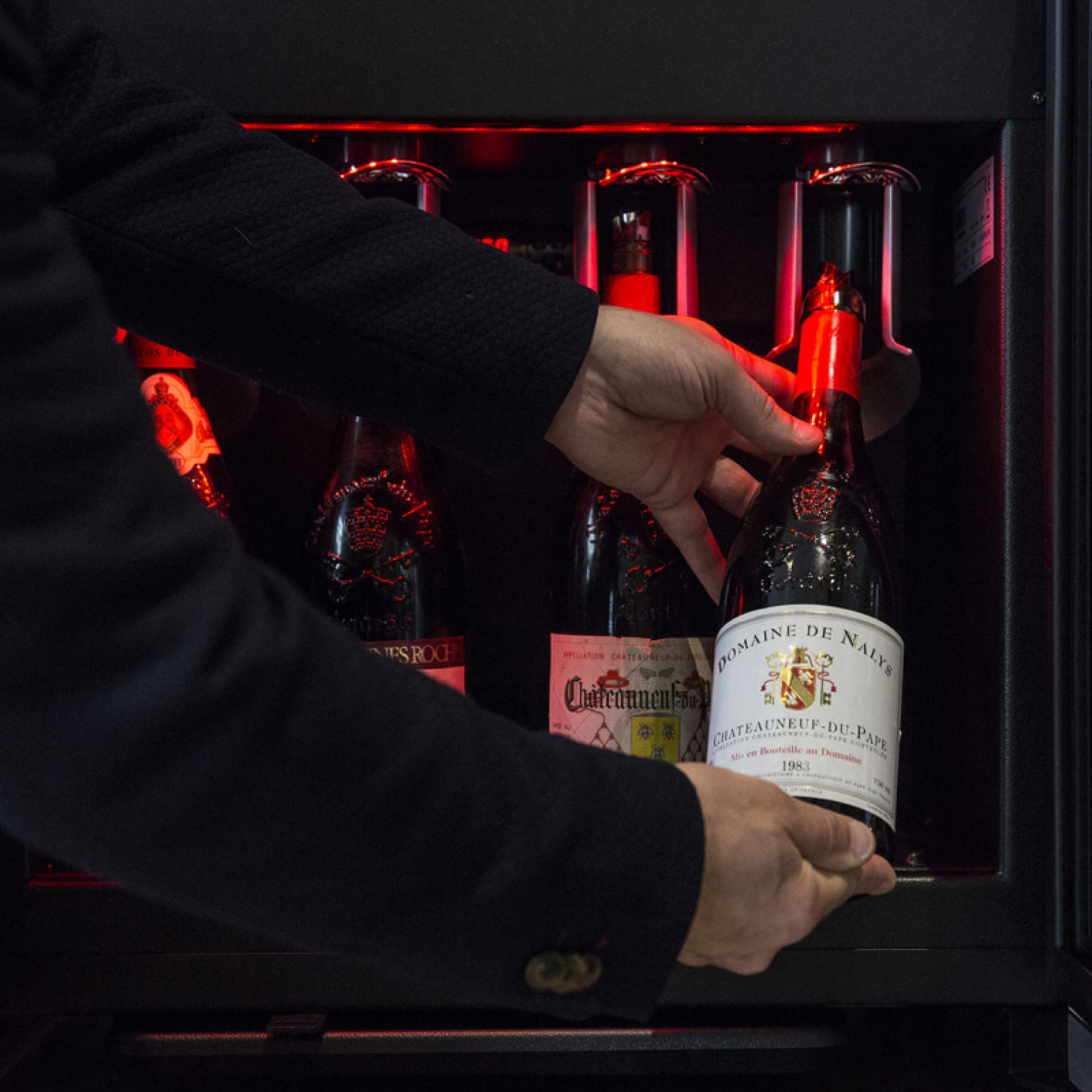 solution-service-vin-au-verre-qualite-proximite-client-presentation-bouteille-sommelier-professionnel-restaurant-gastronomique-chic-wine-bar-8-eurocave.jpg solution-service-vin-au-verre-qualite-proximite-client-presentation-bouteille-sommelier-professionnel-restaurant-gastronomique-chic-wine-bar-8-eurocave.jpg