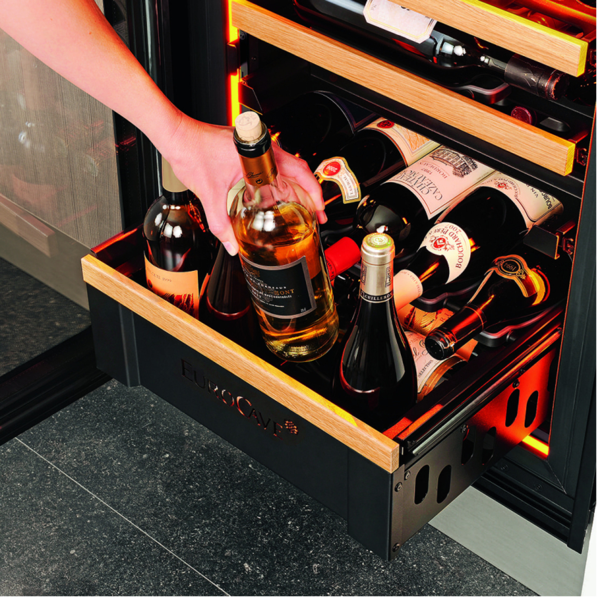 clayette-coulissante-service-bouteille-ouverte-debout-cave-a-vin-encastrable-eurocave.jpg clayette-coulissante-service-bouteille-ouverte-debout-cave-a-vin-encastrable-eurocave.jpg