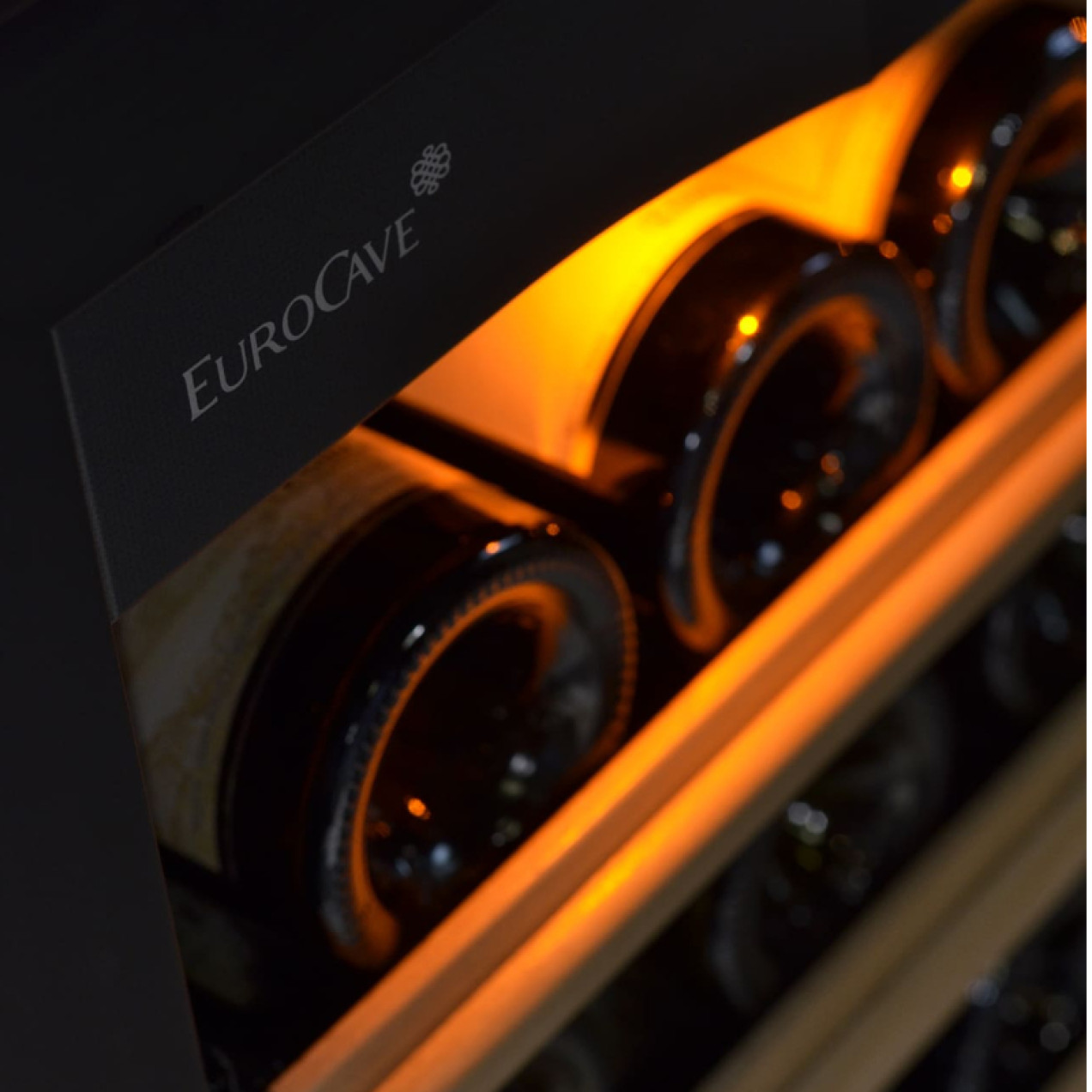 cave-a-vin-eclairage-ambree-mise-en-valeur-bouteilles-pure-eurocave.jpg cave-a-vin-eclairage-ambree-mise-en-valeur-bouteilles-pure-eurocave.jpg
