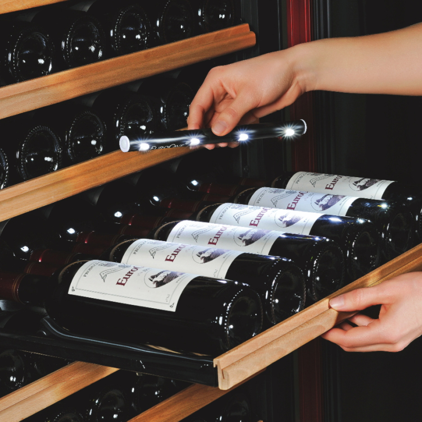 lampe-eclairage-etiquettes-bouteilles-caves-a-vin-eurocave.jpg lampe-eclairage-etiquettes-bouteilles-caves-a-vin-eurocave.jpg