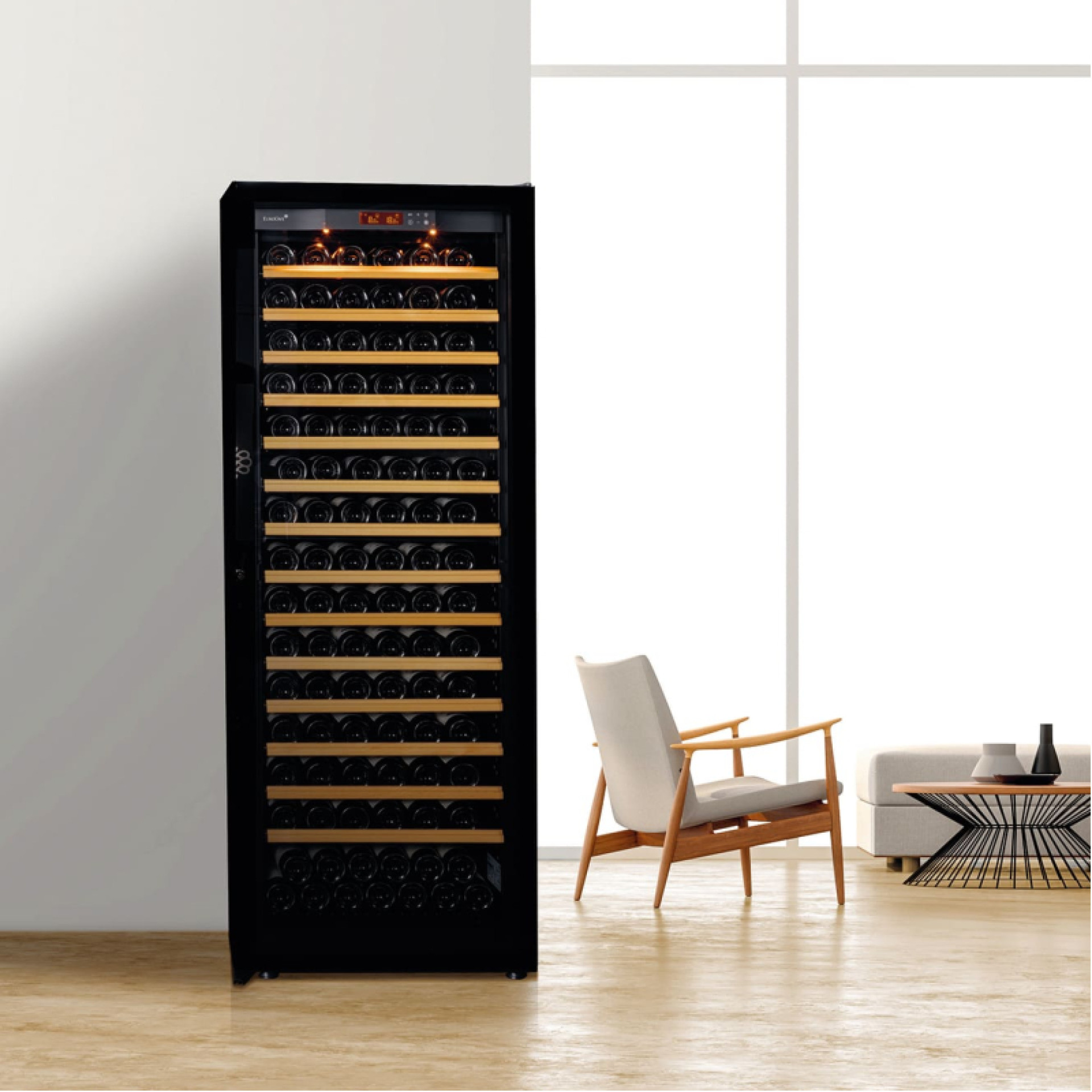 Armoire à vin installée dans un salon ou une salle à manger Armoire à vin installée dans un salon ou une salle à manger