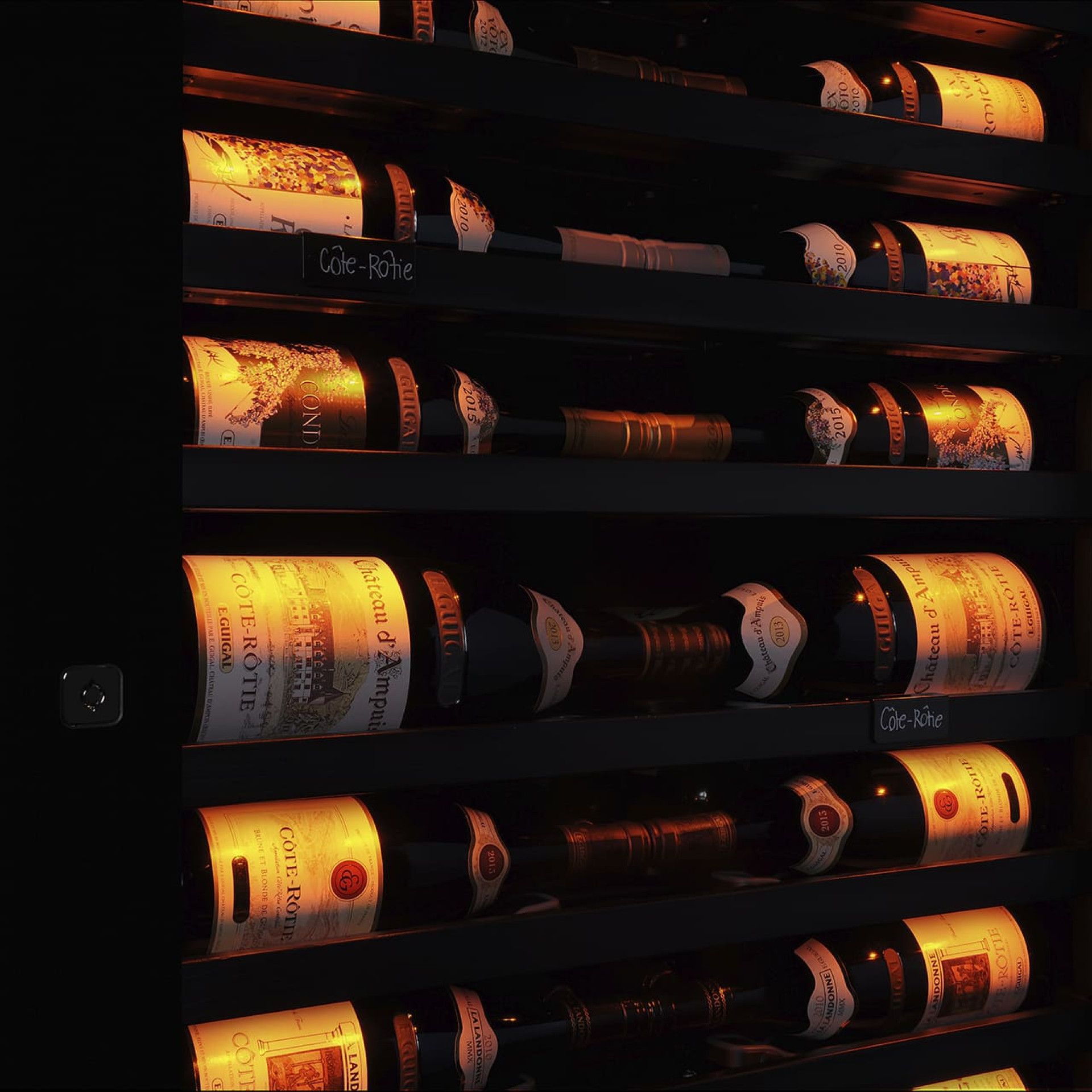 Cave à vin avec éclairage sous chaque étagère pour mise en lumière de toutes les bouteilles Cave à vin avec éclairage sous chaque étagère pour mise en lumière de toutes les bouteilles