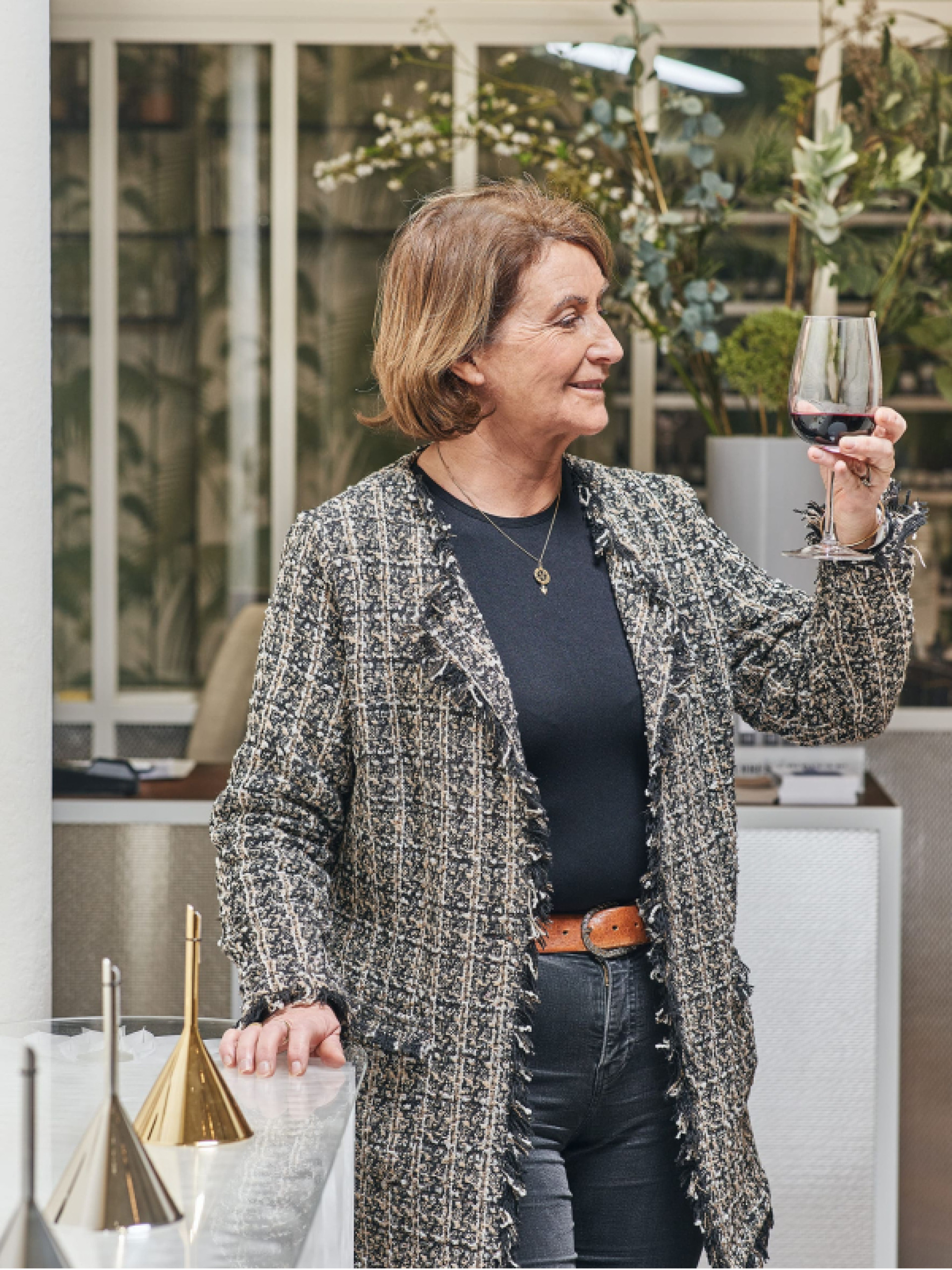 Photo de Sylvie Jourdet observant la robe d'un verre de vin. - webmagazine vin EuroCave