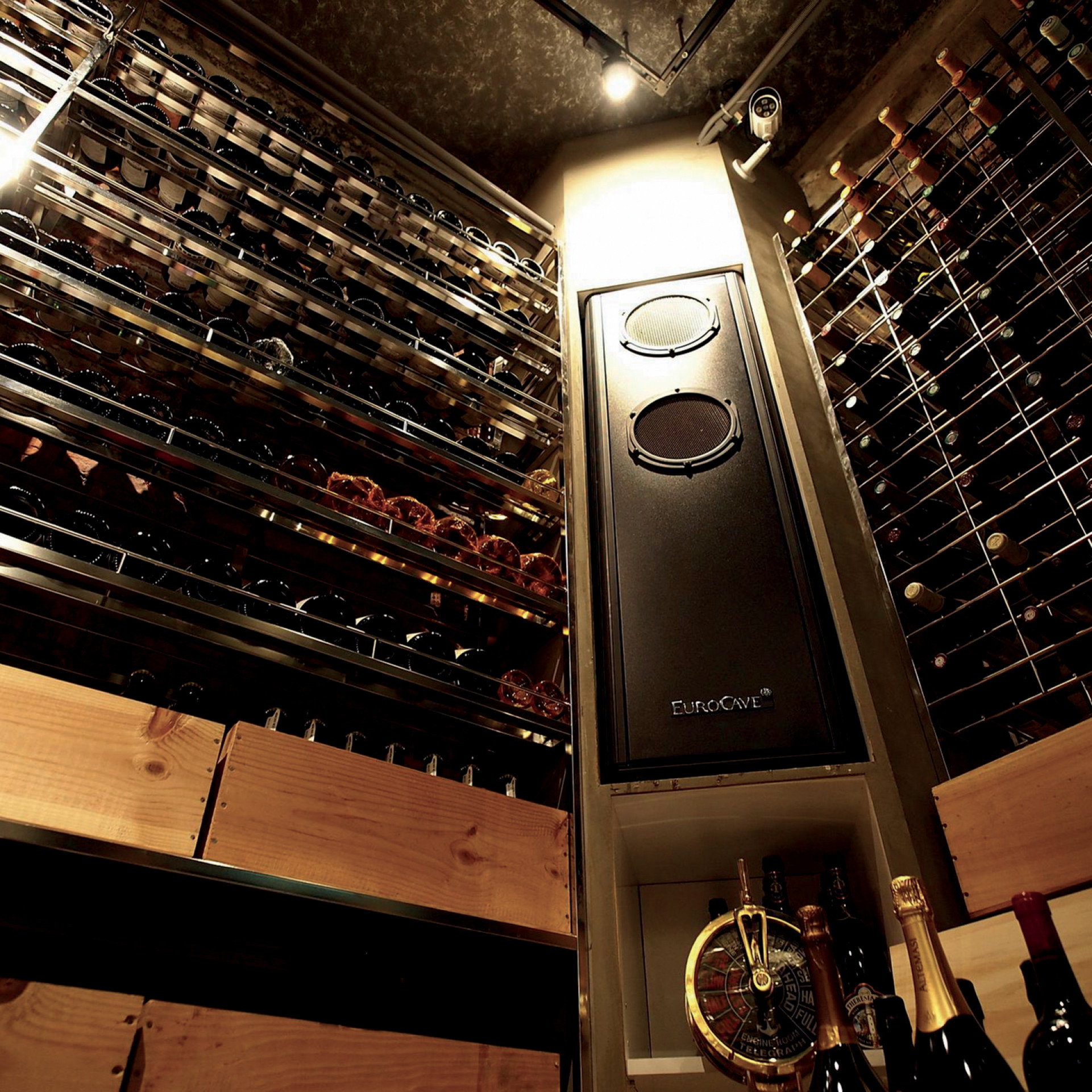 Le climatiseur de cave à vin EuroCave permet d'assurer une température constante et préserve l'hygrométrie.