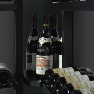 Étagère d'angle en bois noir pour la présentation des bouteilles debouts - Modulo-X Étagère d'angle en bois noir pour la présentation des bouteilles debouts - Modulo-X