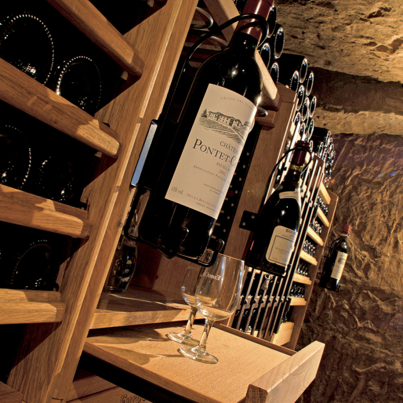 Support métal noir de présentation des bouteilles dans une cave à vin - Modulothèque