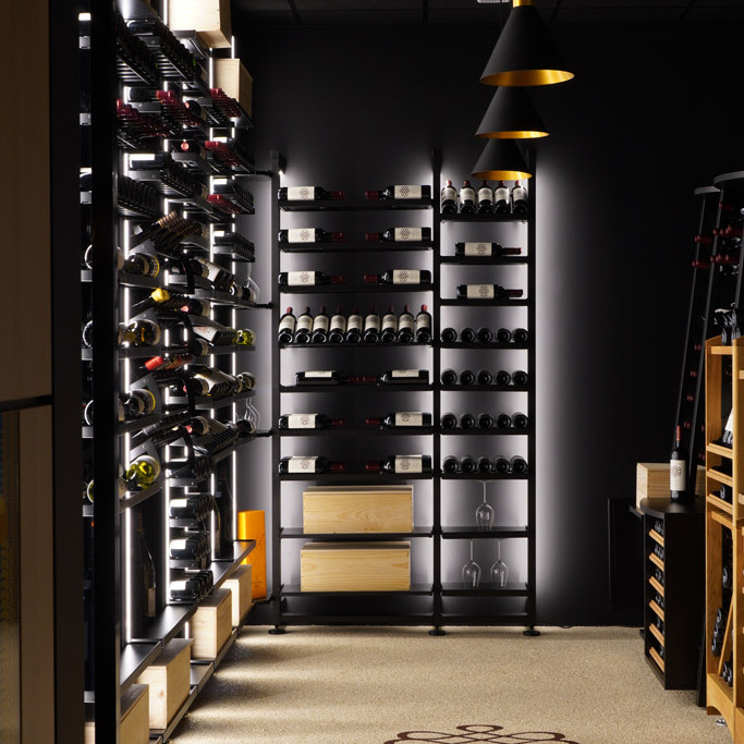Architecture d'intérieure - créer un espace cave à vin de rêve vitrée dans une pièce de vie avec des colonnes d'étagères en métal effet industriel chic - Modulo-X