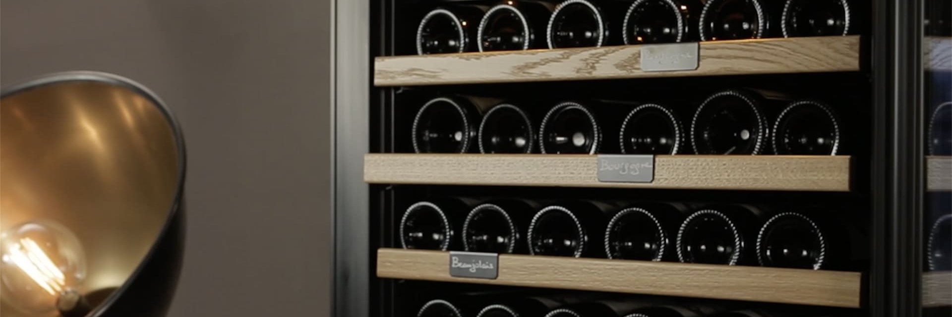 Tutoriel vidéo. Guide d'installation pas à pas. Comment installer ou changer de place une clayette étagère coulissante dans une cave à vin eurocave. Tutoriel vidéo. Guide d'installation pas à pas. Comment installer ou changer de place une clayette étagère coulissante dans une cave à vin eurocave.