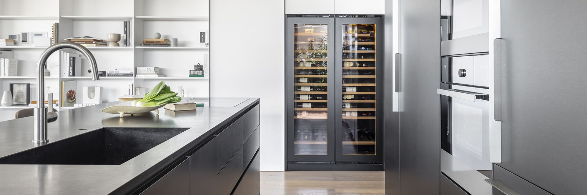 Armoires à vin électriques en pose libre ou caves à vin encastrables avec un choix important de fonctionnalités, de portes, de tailles et de capacité bouteilles. Trouvez la cave à vin qui correspond à vos besoins. Armoires à vin électriques en pose libre ou caves à vin encastrables avec un choix important de fonctionnalités, de portes, de tailles et de capacité bouteilles. Trouvez la cave à vin qui correspond à vos besoins.
