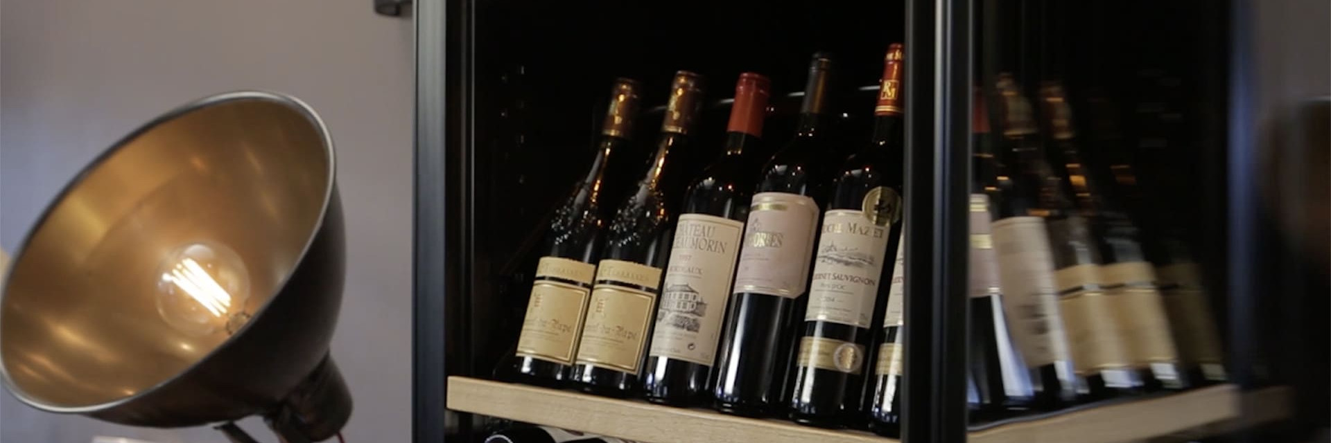Tutoriel vidéo. Guide d'installation pas à pas pour monter un kit de présentation sur une étagère coulissante dans une cave à vin EuroCave. Mise en valeur des bouteilles de vin. Tutoriel vidéo. Guide d'installation pas à pas pour monter un kit de présentation sur une étagère coulissante dans une cave à vin EuroCave. Mise en valeur des bouteilles de vin.