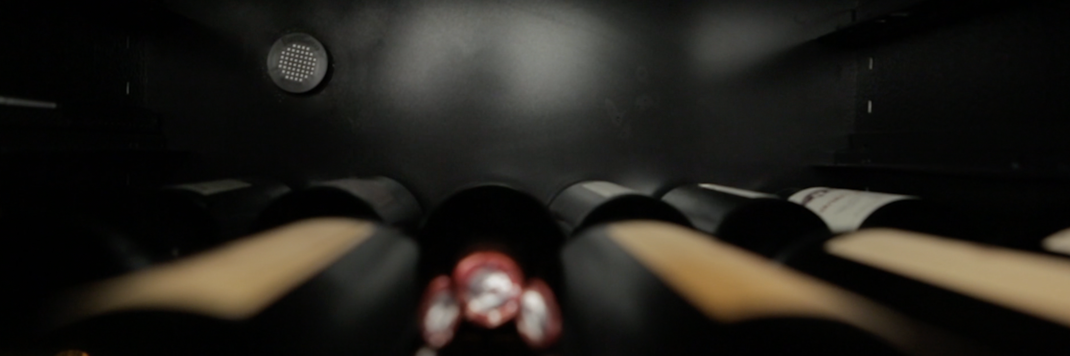 Vidéo tutoriel - DIY - Guide d'entretien pour changer son filtre à charbons actifs dans son armoire à vin eurocave. Vidéo tutoriel - DIY - Guide d'entretien pour changer son filtre à charbons actifs dans son armoire à vin eurocave.