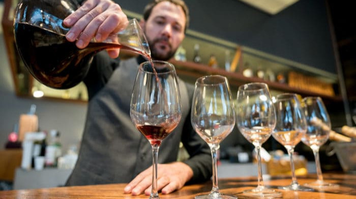 Réalisée correctement, la décantation d'un vin peut améliorer l'expérience gustative / Getty