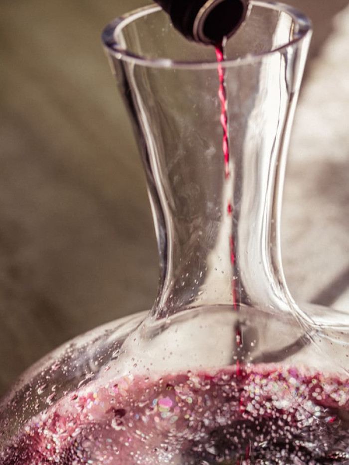 Aérer le vin pour laisser l'oxygène faire son effet est magique / Getty Aérer le vin pour laisser l'oxygène faire son effet est magique / Getty
