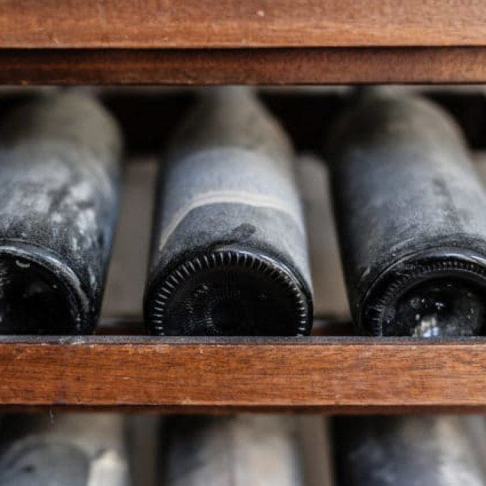 Aérateur de vin vs carafe à décanter / Getty Aérateur de vin vs carafe à décanter / Getty
