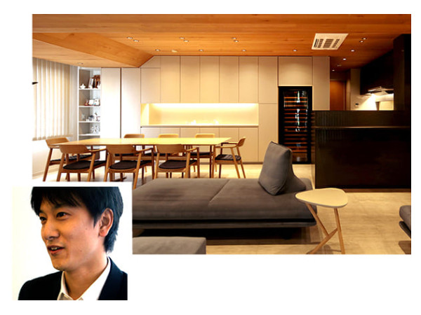 Projet de rénovation d’une maison japonaise à Tokyo. Une cave à vin intégrée dans un meuble sur-mesure dans la cuisine ouverte sur le salon.