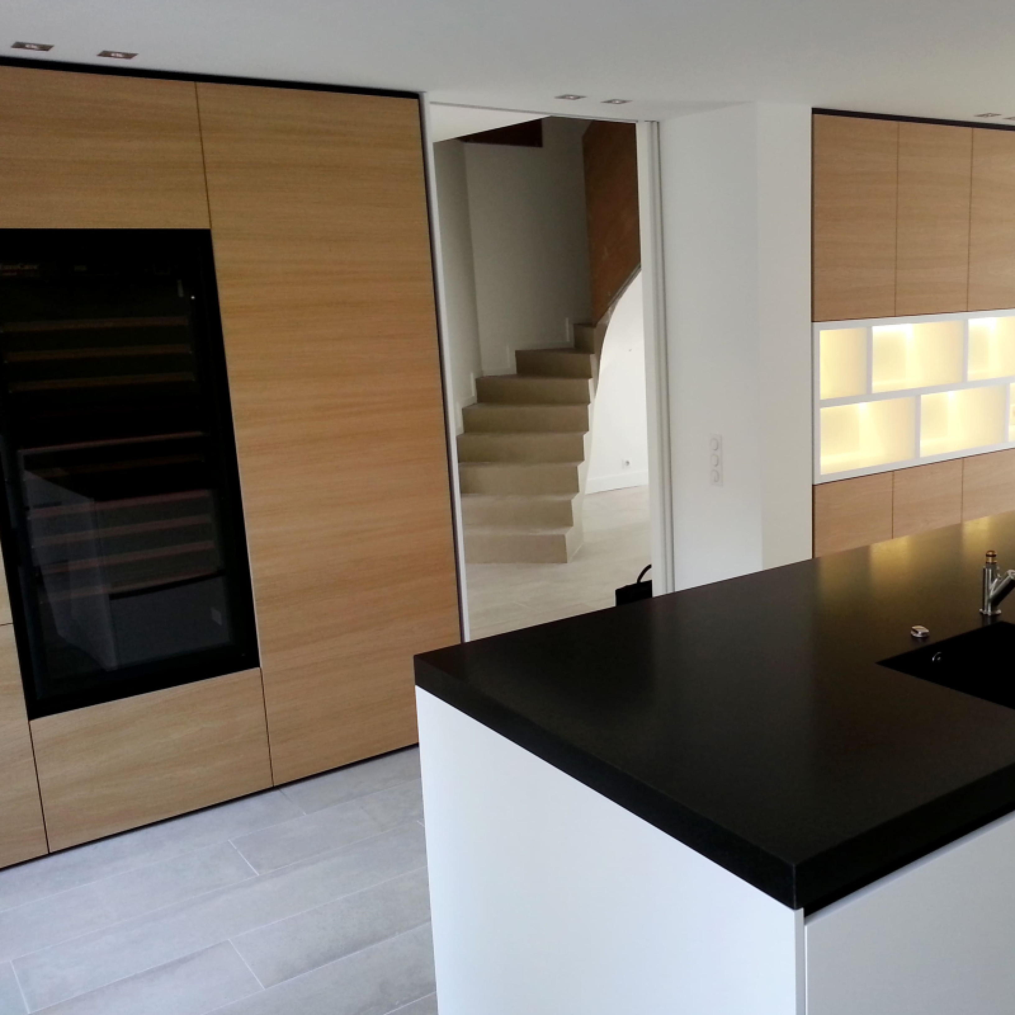 La transformation d'une cuisine avec intégration d'une cave à vin EuroCave. - Anthony Gelin - Architecte et décorateur d’intérieur.