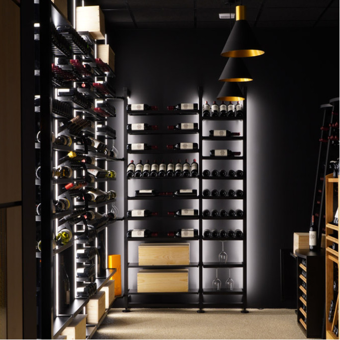 Choix de rangements vin en bois ou en métal pour l'aménagement ou la décoration de cave à vin enterrée ou de pièce à vin climatisée.