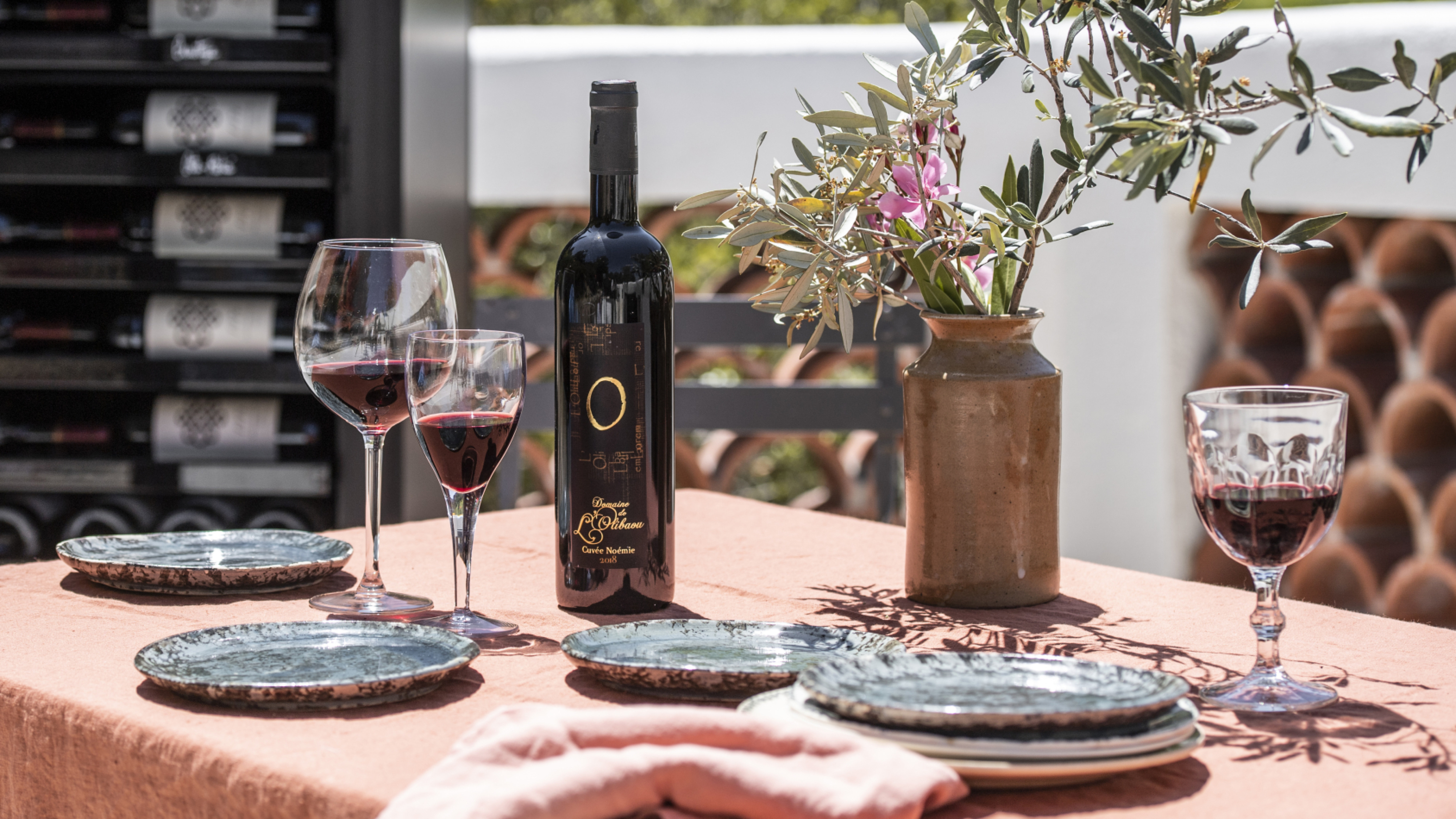 Nous créons de nouvelles façons de vivre le vin, de le conserver, de le servir et de le partager. Nous créons de nouvelles façons de vivre le vin, de le conserver, de le servir et de le partager.