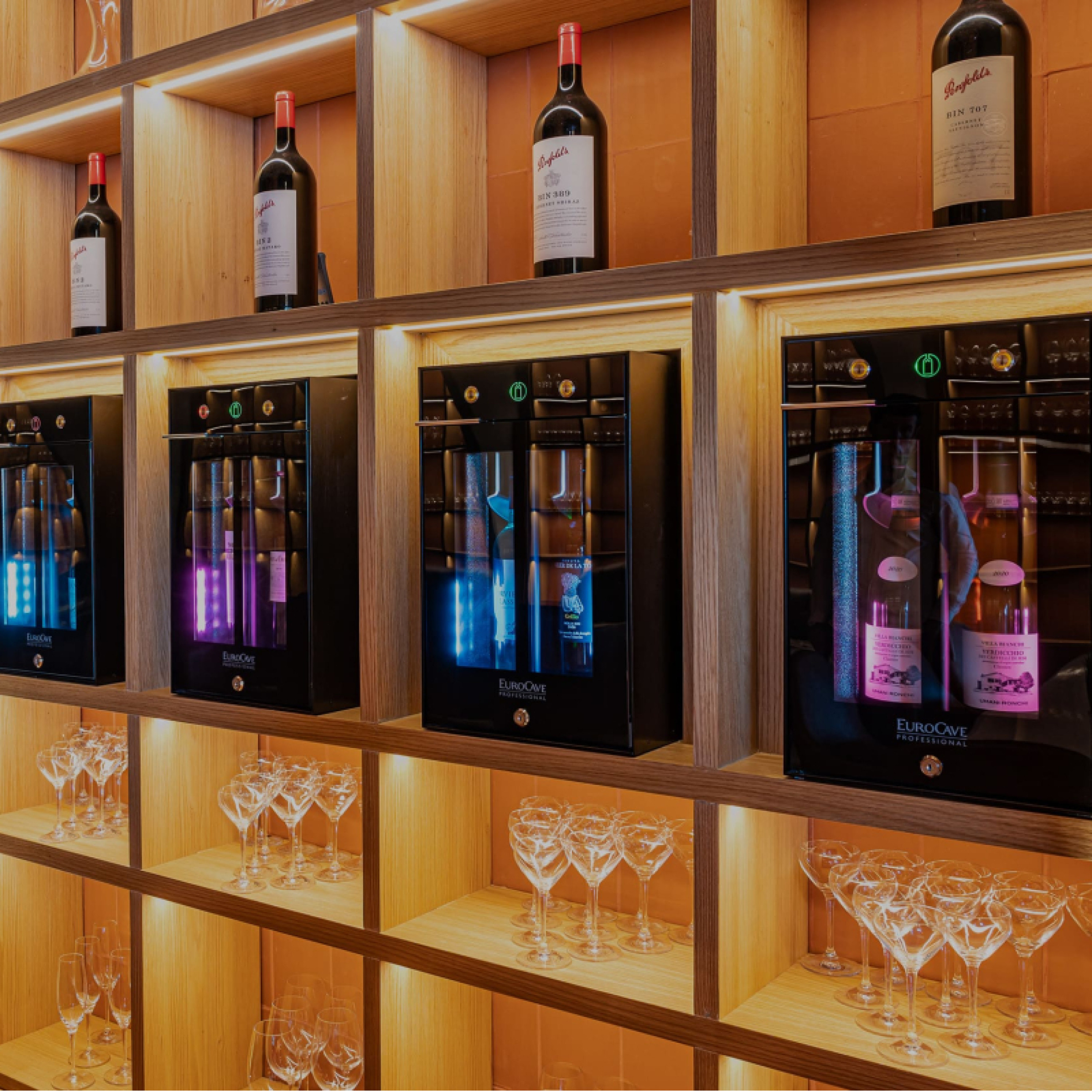 Bar à vin 2 bouteilles en mode service, 2 compartiments de températures réglables indépendamments, conservation des bouteilles ouvertes par tirage au vide d'air 10 jours. Bar à vin 2 bouteilles en mode service, 2 compartiments de températures réglables indépendamments, conservation des bouteilles ouvertes par tirage au vide d'air 10 jours.