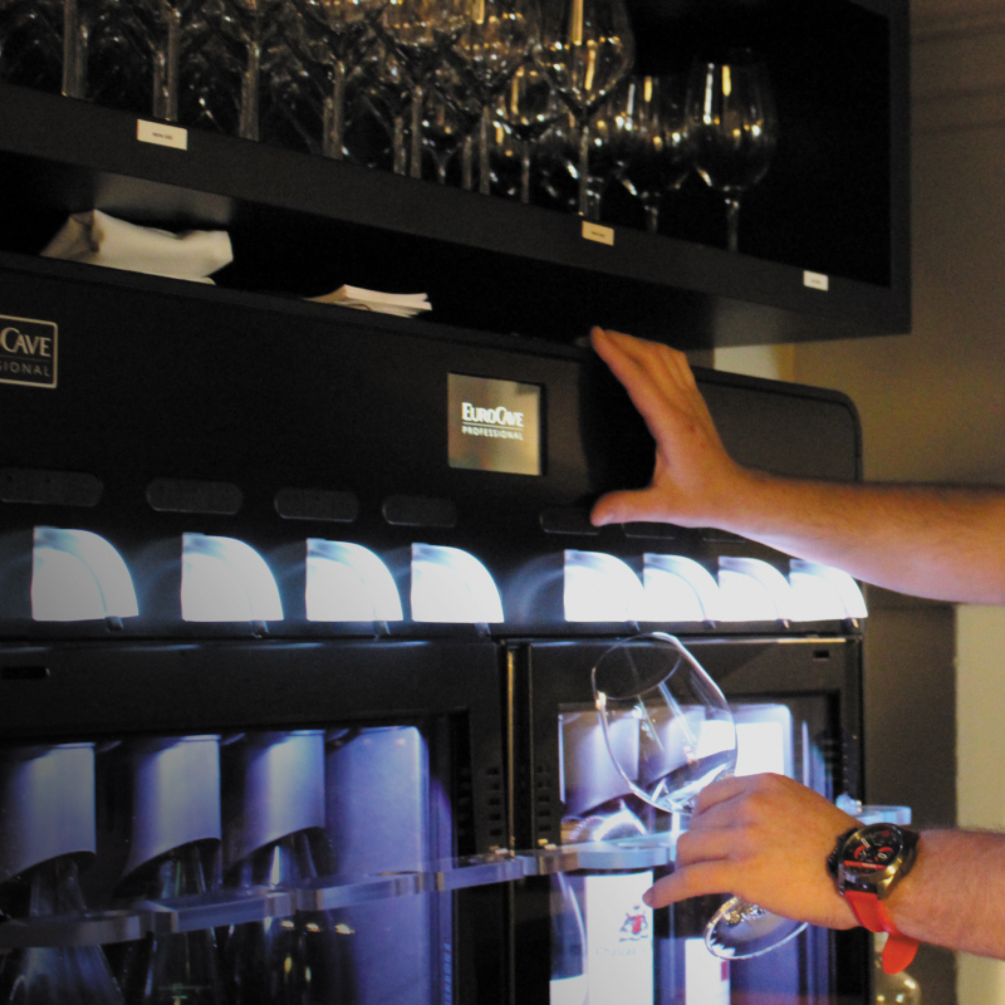 Avec un distributeur de vin au verre, répondez à la demande des clients sans risque de perte grâce à la conservertion des bouteilles ouvertes jusqu'à 3 semaines. Avec un distributeur de vin au verre, répondez à la demande des clients sans risque de perte grâce à la conservertion des bouteilles ouvertes jusqu'à 3 semaines.