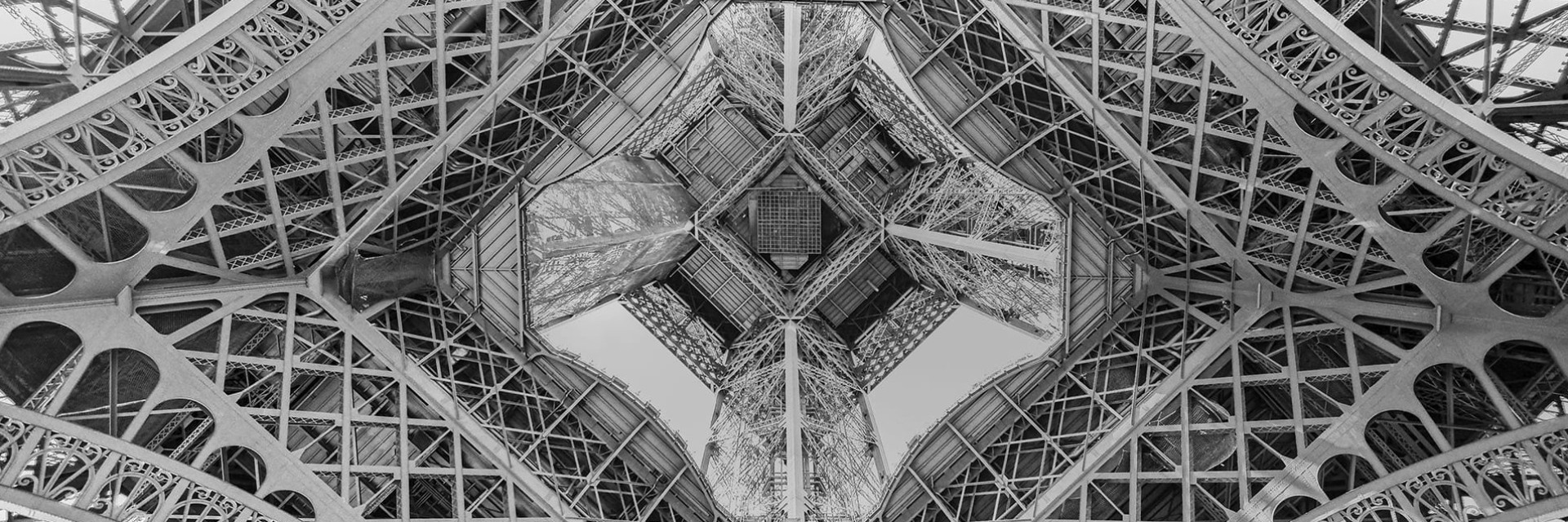 Tour Eiffel à Paris vue de dessous en illustration de l'héritage du savoir-faire et de l'innovation français - Histoire de l'usine EuroCave dans le nord de la France