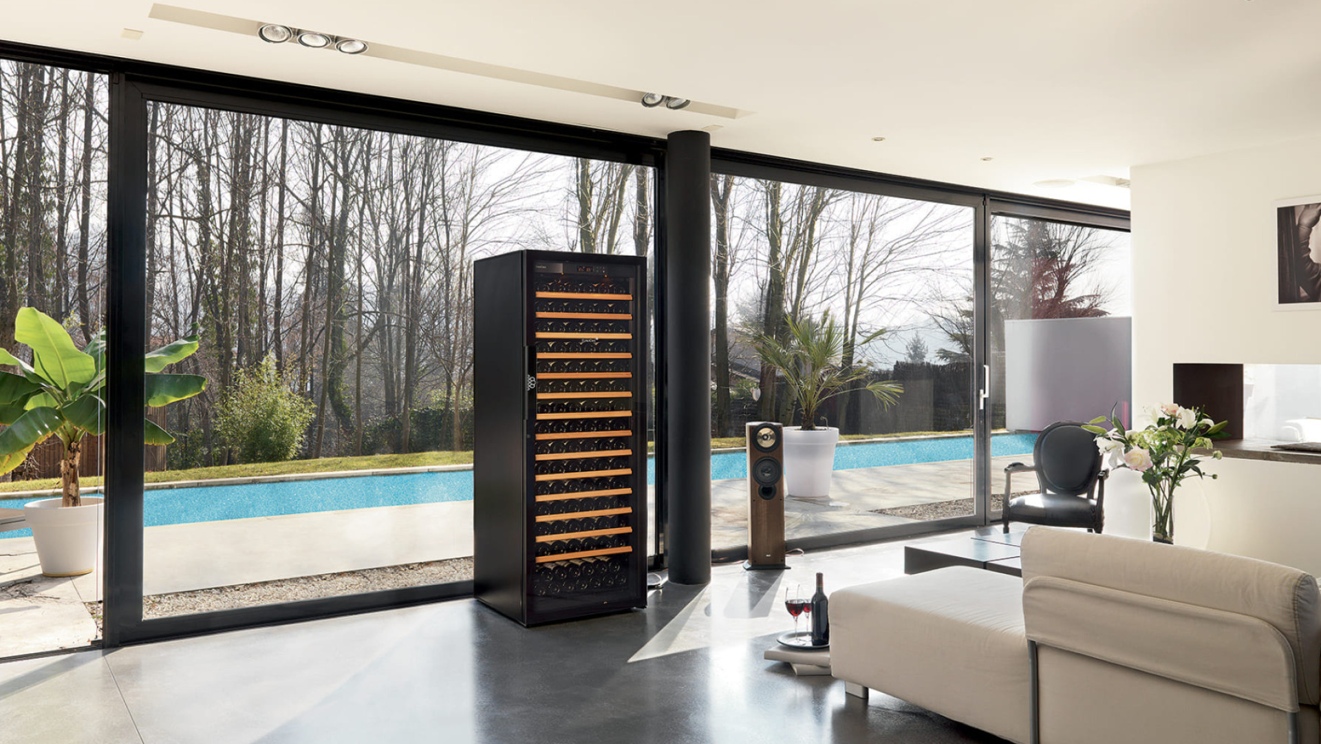 Armoire à vin avec un échelonnement de températures pour mettre à température les vins, porte vitrée, grande capacité bouteille