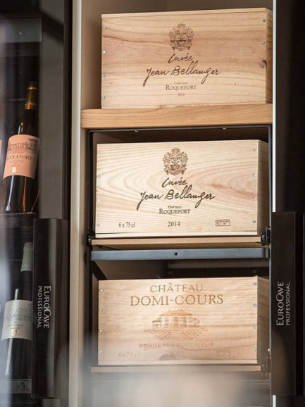 Rangement vin sur coulisses pour caisses de vin, pratique à assembler pour une cave à vin sur-mesure Rangement vin sur coulisses pour caisses de vin, pratique à assembler pour une cave à vin sur-mesure