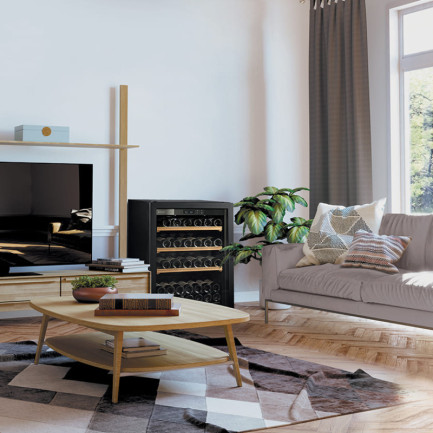 Petite cave à vin porte vitrée avec cadre noir en pose libre dans un salon style scandinave et parquet chevron - La Première EuroCave  Petite cave à vin porte vitrée avec cadre noir en pose libre dans un salon style scandinave et parquet chevron - La Première EuroCave