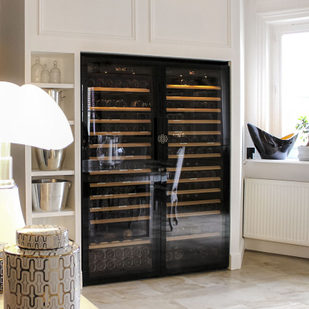 Double armoire à vin encastrée dans un mur d'un salon bourgeois moderne avec carrelage en marbre - Pure EuroCave Double armoire à vin encastrée dans un mur d'un salon bourgeois moderne avec carrelage en marbre - Pure EuroCave