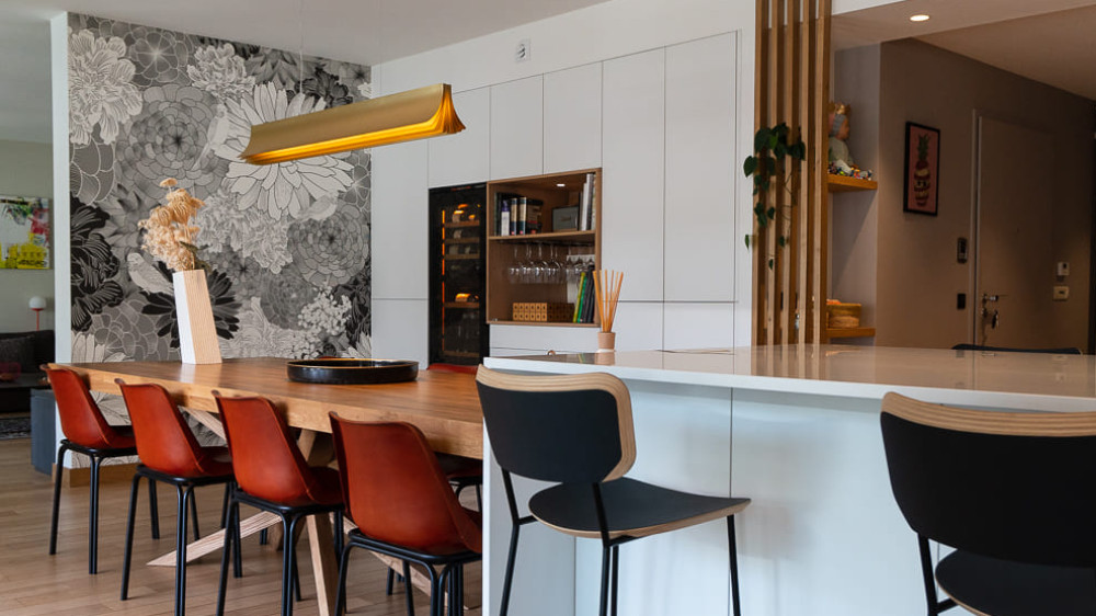 Cave à vin 2 températures intégrée dans un meuble sur mesure dans une cuisine ouverte - pour des moments conviviaux. Cave à vin 2 températures intégrée dans un meuble sur mesure dans une cuisine ouverte - pour des moments conviviaux.