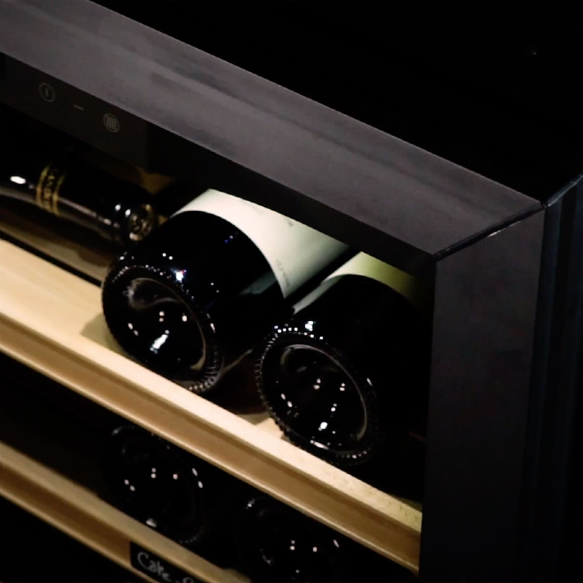 Caves à vin avec éclairage blanc pour bien voir ses bouteilles - La première EuroCave Caves à vin avec éclairage blanc pour bien voir ses bouteilles - La première EuroCave