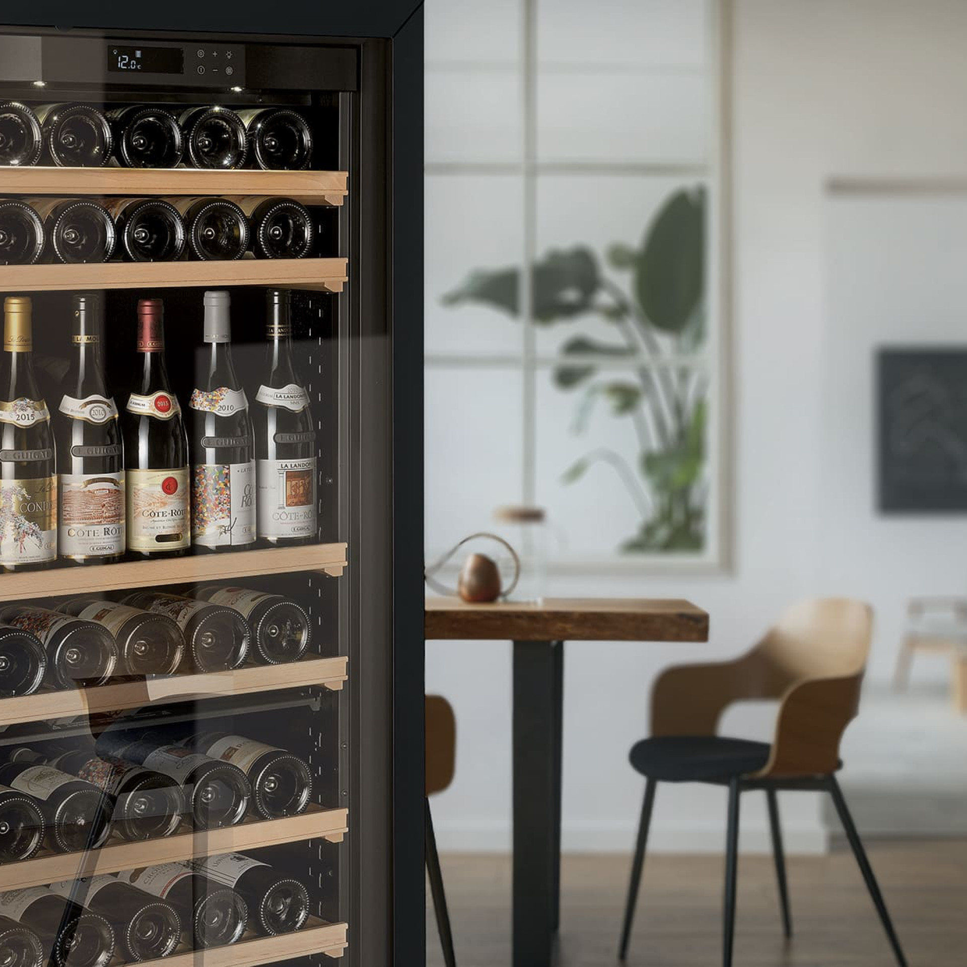 Étagères solides en bois qui permettent de changer de mode de stockage à l'envie : empiler, ranger, exposer les bouteilles de vin rouge, blanc ou rosé. Étagères solides en bois qui permettent de changer de mode de stockage à l'envie : empiler, ranger, exposer les bouteilles de vin rouge, blanc ou rosé.
