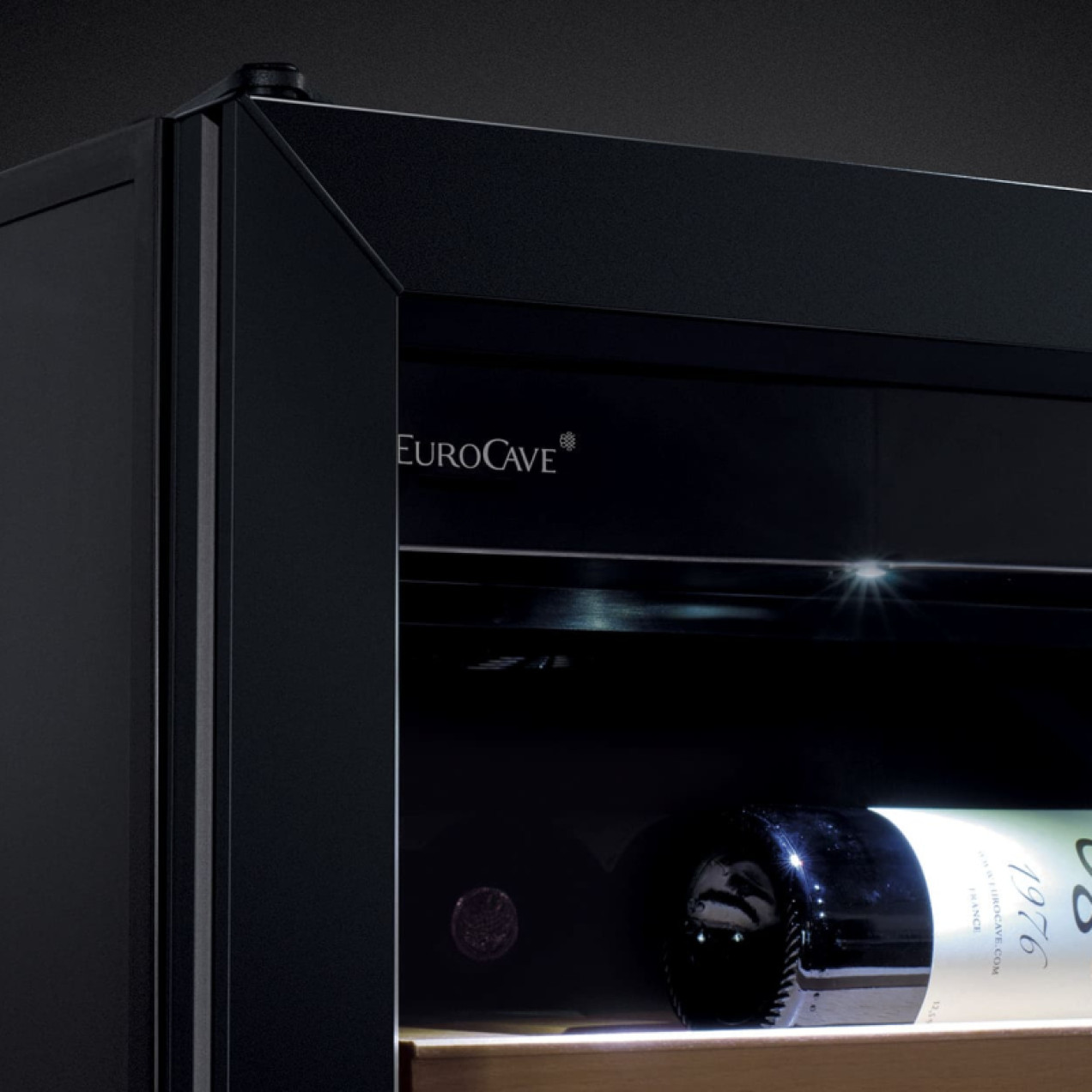 Mise en valeur des bouteilles de vin dans la cave grâce à un éclairage intérieur blanc. Mise en valeur des bouteilles de vin dans la cave grâce à un éclairage intérieur blanc.