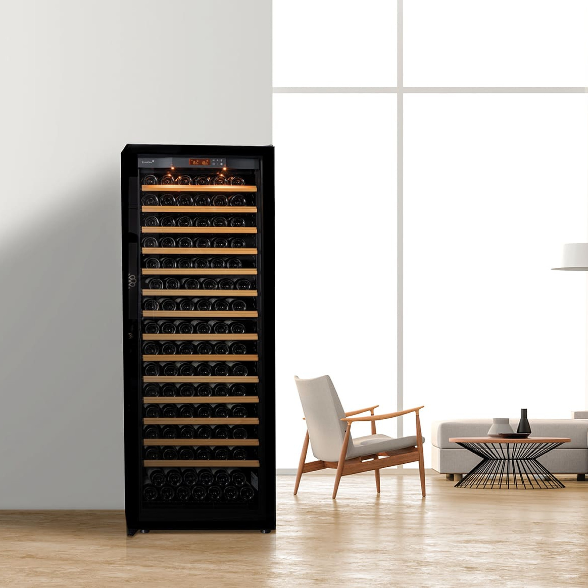 Cave multi-températures - un gradient de température permet un échelonnement de la température du froid au chaud pour s'approcher au plus près de la température de service de chaque vin. Cave multi-températures - un gradient de température permet un échelonnement de la température du froid au chaud pour s'approcher au plus près de la température de service de chaque vin.