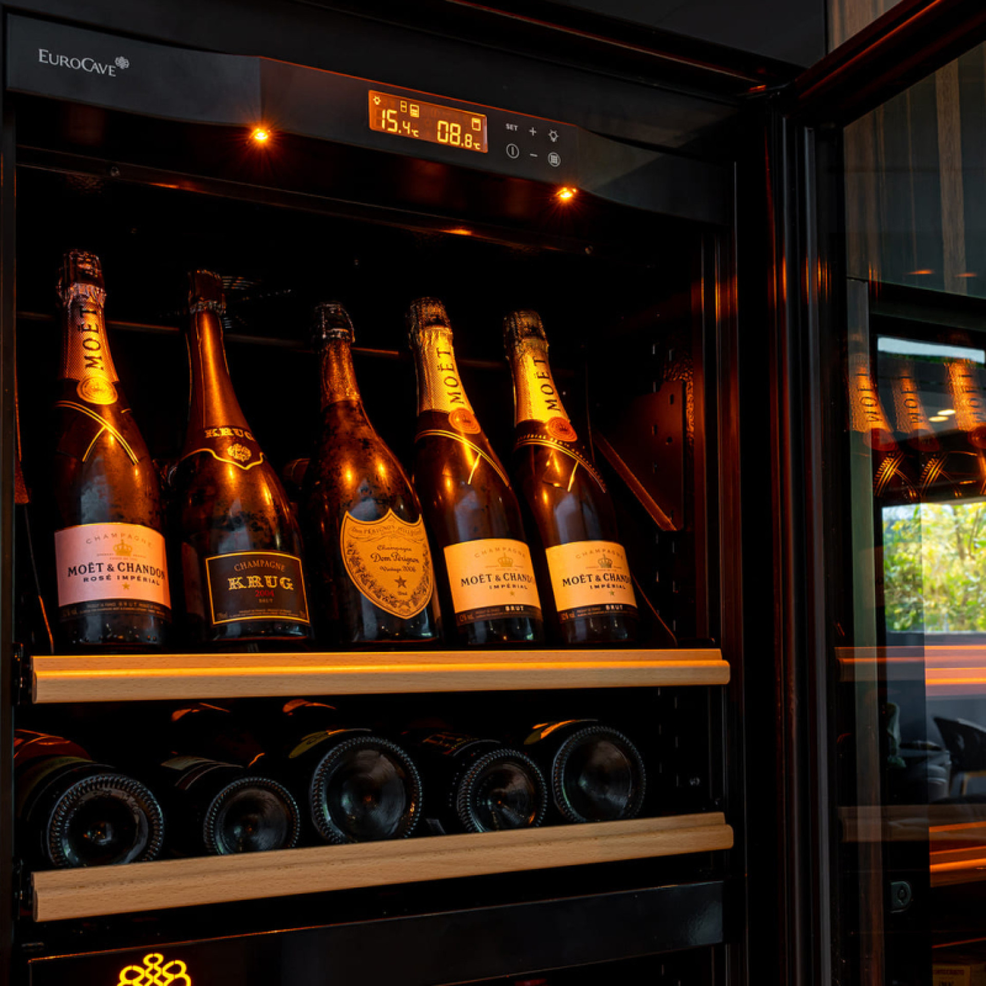 Belle présentation des bouteilles grâce à l'étagère de présentation EuroCave Pure et sa belle lumière ambrée. Mettez en valeurs vos plus belles bouteilles de vin ou de champagne.