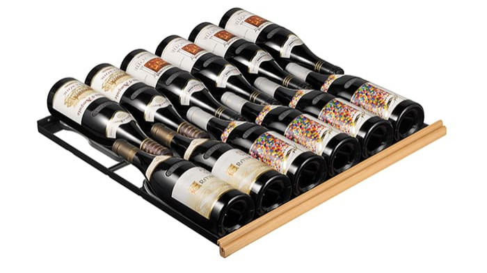 Grâce à ses coulisses à billes, l'étagère coulissante EuroCave permet de classer et d'accéder facilement à ses bouteilles de vin.