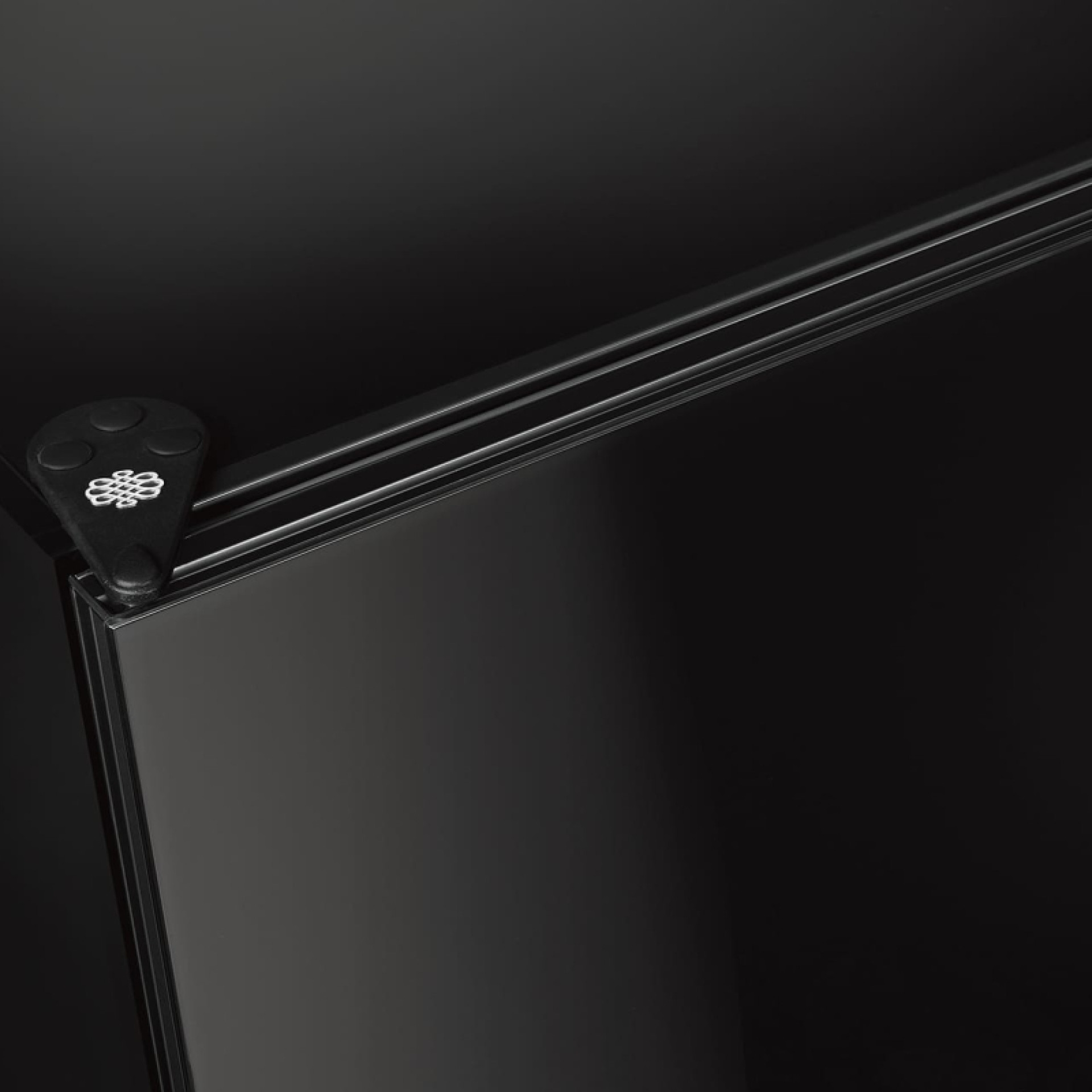 Porte complètement opaque, isolée et anti-UV, finition verre brillant noir. Porte complètement opaque, isolée et anti-UV, finition verre brillant noir.